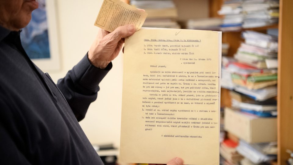Vilém Prečan má v ruce svůj dopis, ve kterém žádá o povolení vystěhování z Československa