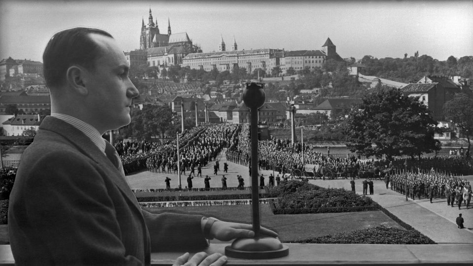 Přenos pohřbu Tomáše Garrigue Masaryka z FF UK. Na snímku reportér Vladimír Müller (1937)
