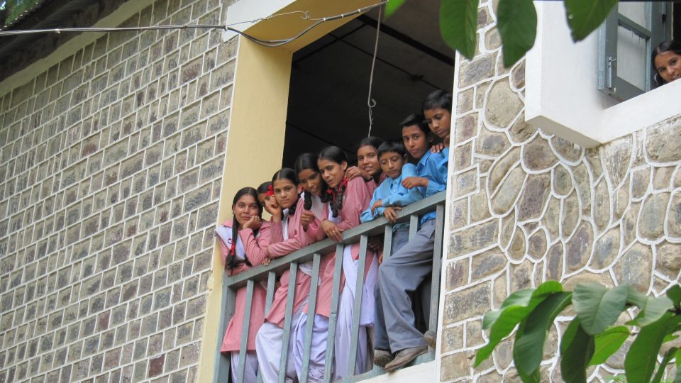 Studenti na terase školy