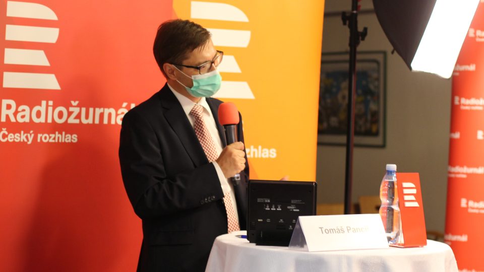 Moderátor Tomáš Pancíř, který kladl otázky během debaty o Senátu
