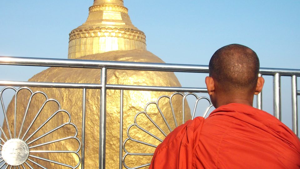 Thérávádský mnich při ranní modlitbě u pagody Kyaiktiyo, Barma