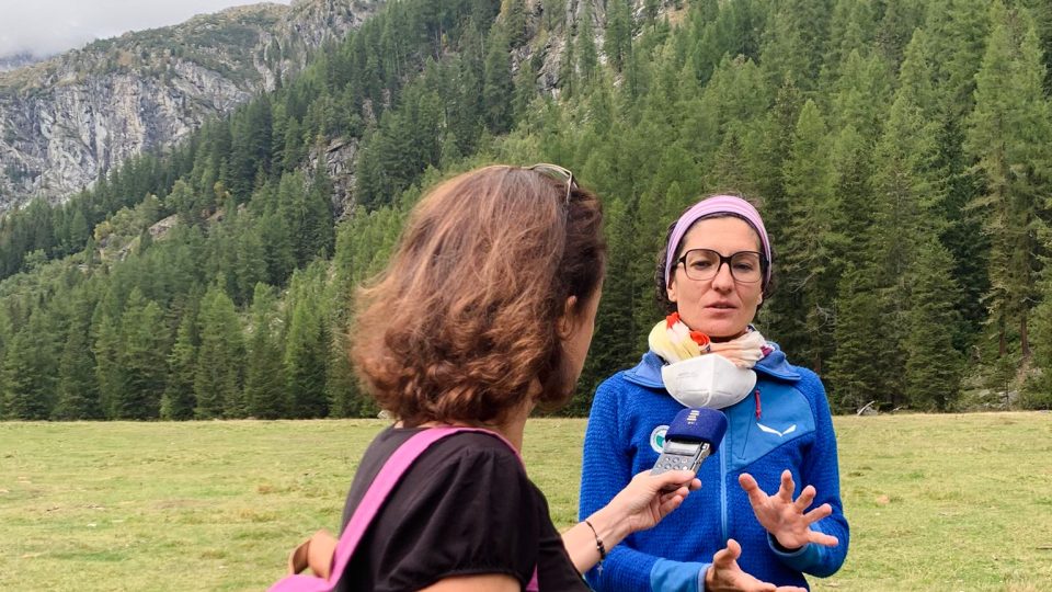 Reportérka Andrea Skalická natáčí rozhovor s geoložkou Vajolet Masèovou
