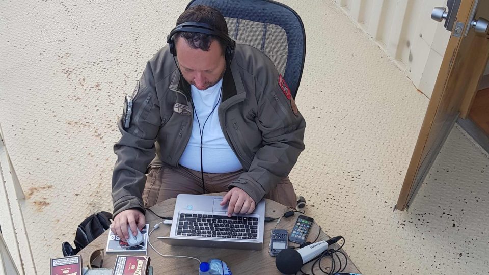Reportér Tomáš Černý při rozhlasové práci v terénu - v Afghánistánu