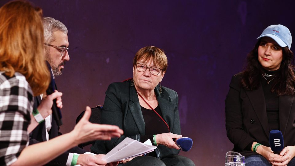 Chyba systému s Annou Šabatovou (uprostřed)