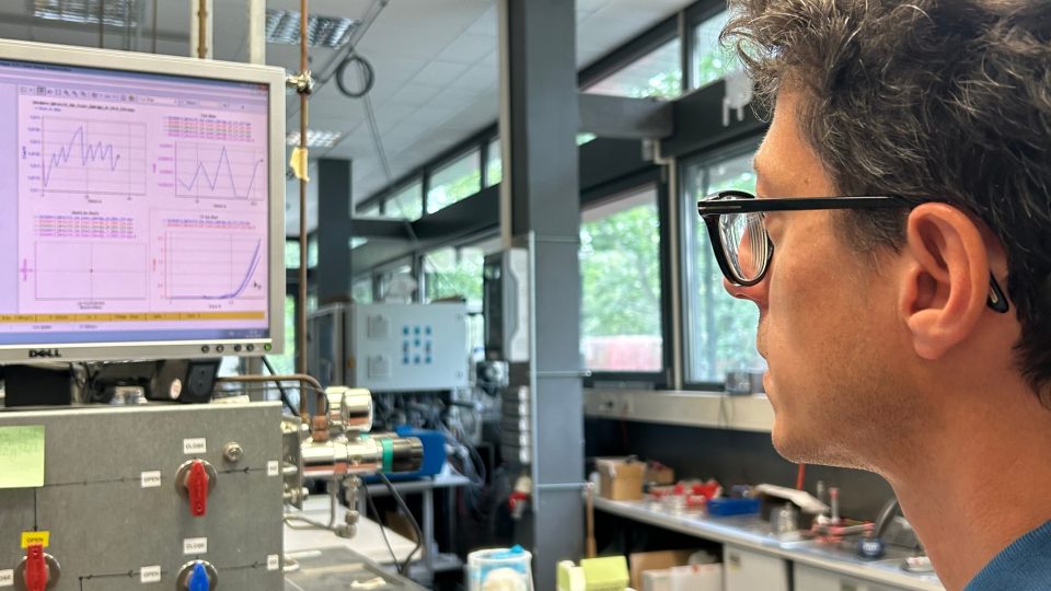 Na technické univerzitě v Berlíně se v laboratoři vyrábí „malý stroj“ na bezemisní výrobu vodíku. Pracuje na tom mj. vědec Fabio Dionigi a jeho studentka Darja Ligaj