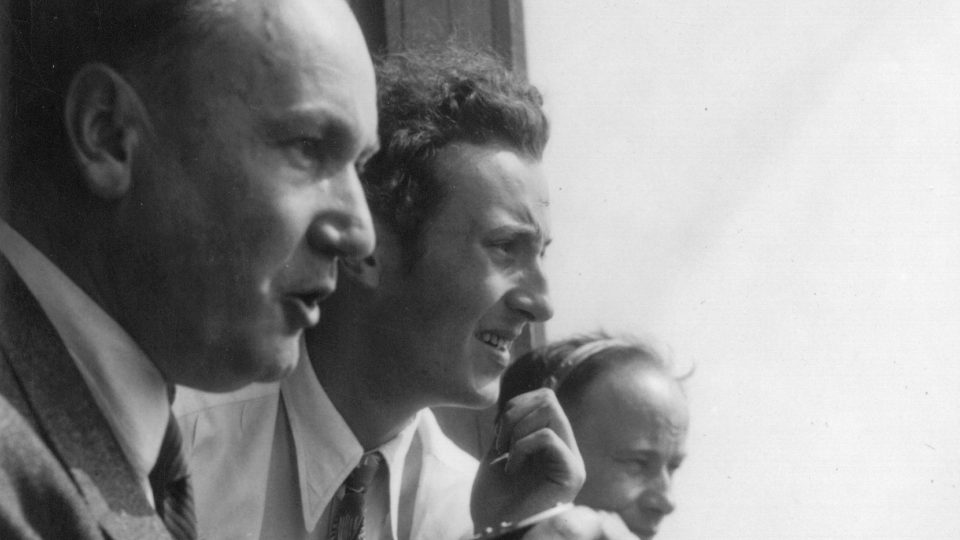 Reportéři Josef Cincibus (vlevo) a Bohuš Ujček (vprostřed), komentují XI. všesokolský slet na Strahově, 27. června 1948