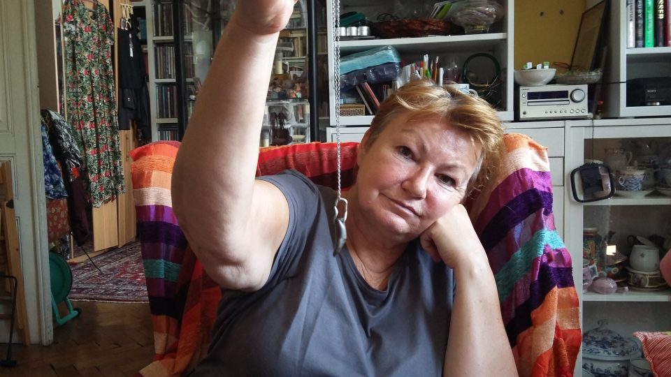 Zuzana Brejcha si z kulky, která jí v pražském bytě málem zasáhla, udělala přívěšek