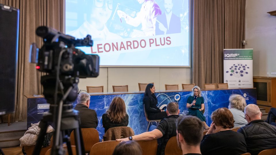 Sociální psycholožka Iva Poláčková Šolcová (vlevo) v pořadu Leonardo Plus