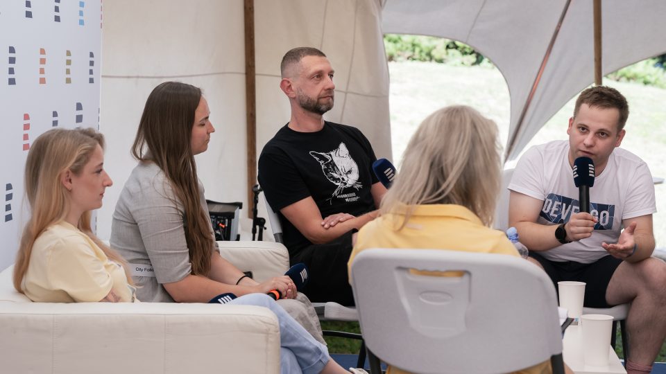 Hosty debaty Plusu byli  Nina Andrš Fárová, Ema Sýkora, Pavel Houdek a Michael Durčák