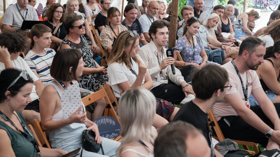 Publikum na debatách Plusu na Letní filmové škole