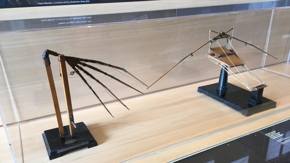 Model mechanismu křídla a létacího stroje
