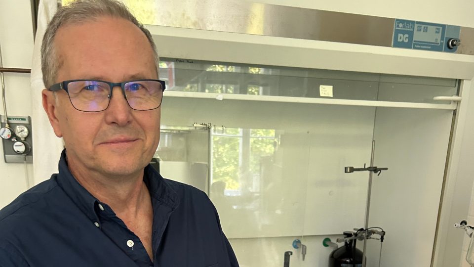 Profesor Jiří Mosinger z Katedry anorganické chemie Přírodovědecké fakulty Univerzity Karlovy představuje nanovlákenný materiál