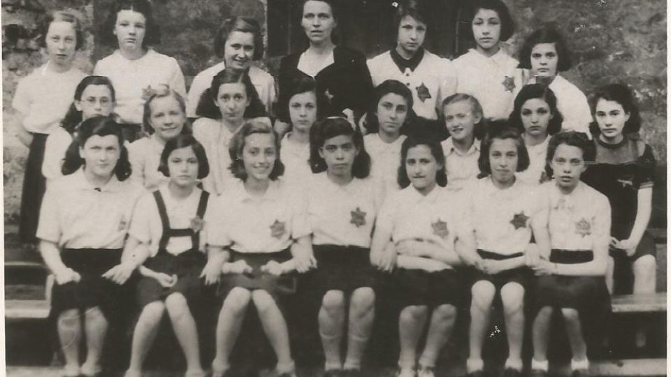Lydie Tischlerová (spolu s dalšími dívkami v roce 1942) 