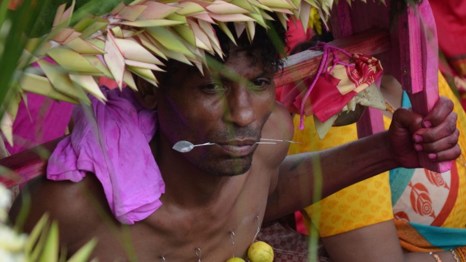 Věřící v průvodu během indického festivalu Thaipusam 