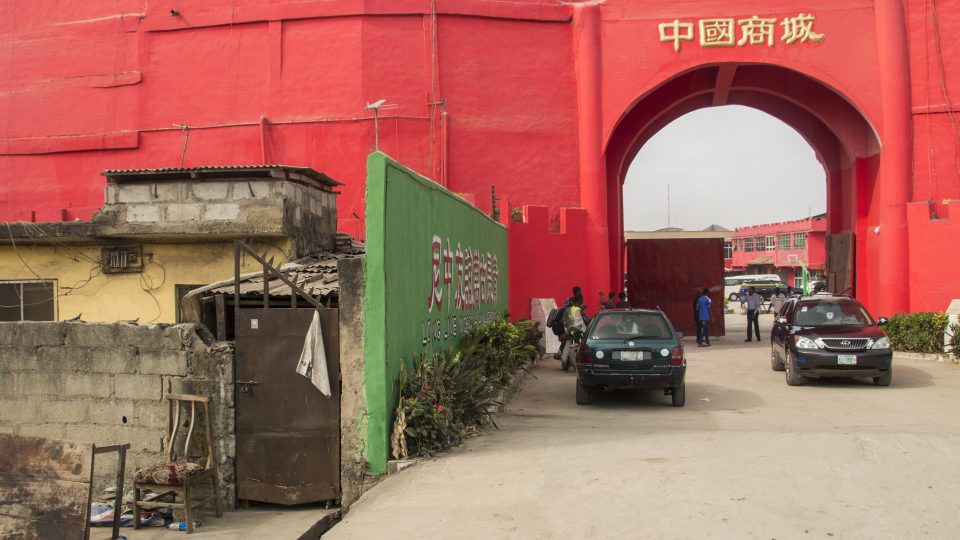 Brána China Town oslavující čínsko-nigerijské přátelství