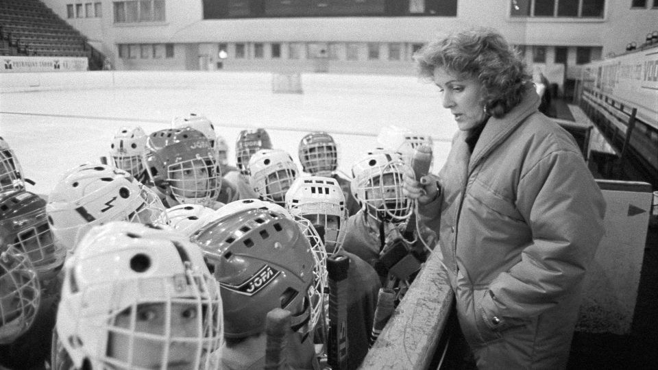 Dětští hokejisté z Tábora a redaktorka (1988)