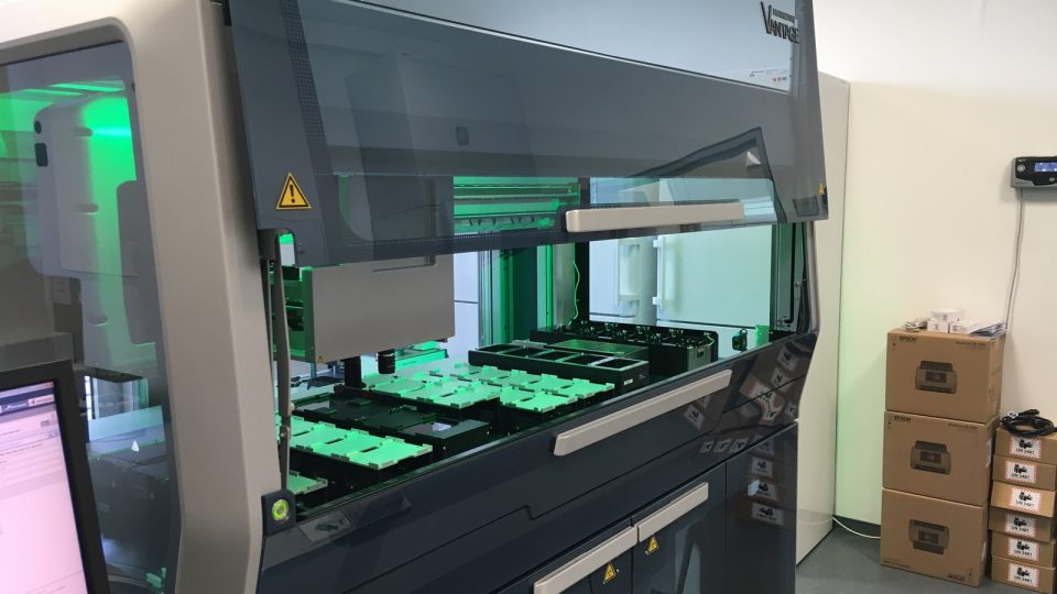 Laboratorní robot může zpracovat stovky vzorků denně.