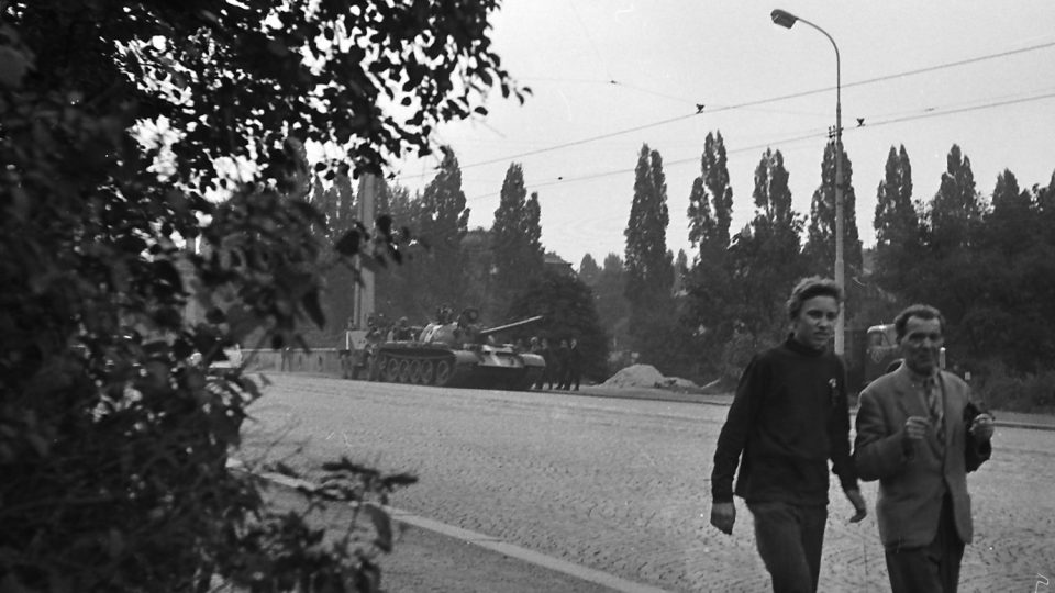 Tank u jednoho z pražských mostů v roce 1968