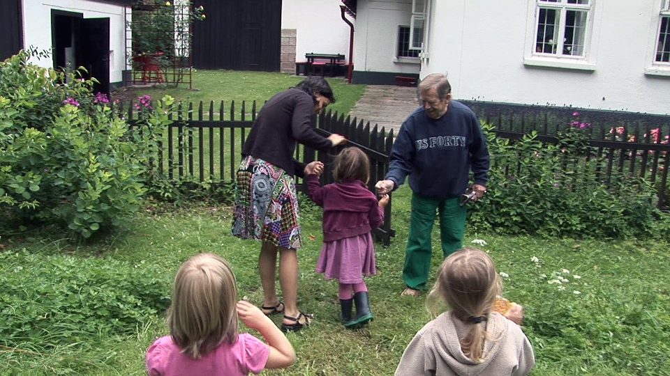 Václav Havel si hraje s dětmi na Hrádečku