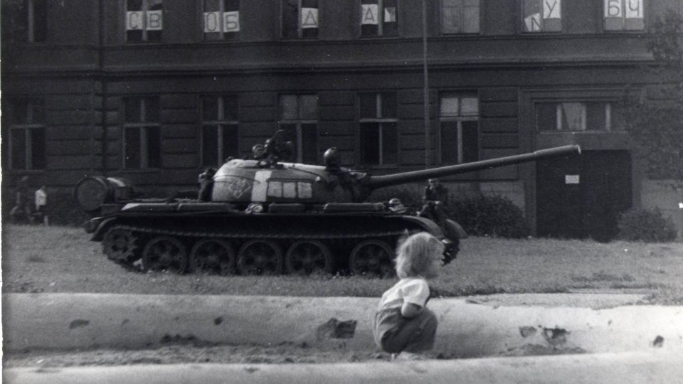 Dítě a tank v Praze v roce 1968