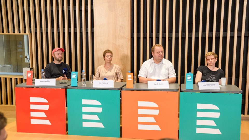 Hosty předvolební debaty v Brně byli (zleva) Stanislav Biler, Eva Yildizová, Jakub Šedo a Jana Ustohalová