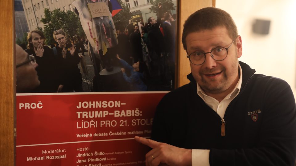 Jindřich Šídlo a plakát na debatu Plusu v Českých Budějovicích