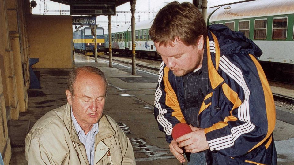Stojící Robert Tamchyna na nádraží v Českých Budějovicích (2000)