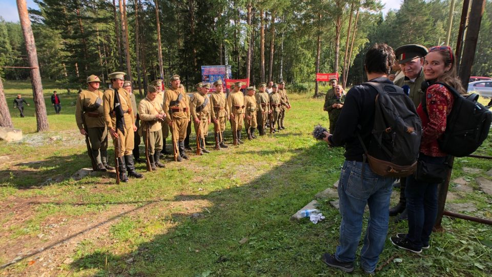 Celá rota 3. střeleckého pluku Jana Žižky je z naší návštěvy nadšená. Všichni se nás vyptávají odkud jsme a co tu budeme dělat. Někteří účastníci rekonstrukce jsou přímí potomci českosloveských legionářů