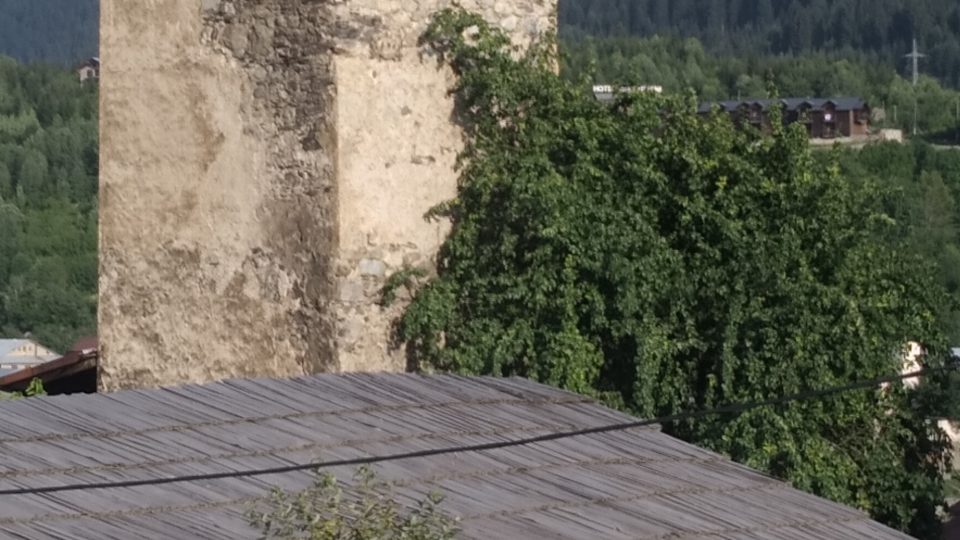 Podnikaví Gruzínci dokázali některé kamenné věže přestavět na útulné, originální ubytovny. Kvůli ochraně UNESCO ale musejí postupovat pečlivě a zdaleka ne všechno jim úřady povolí