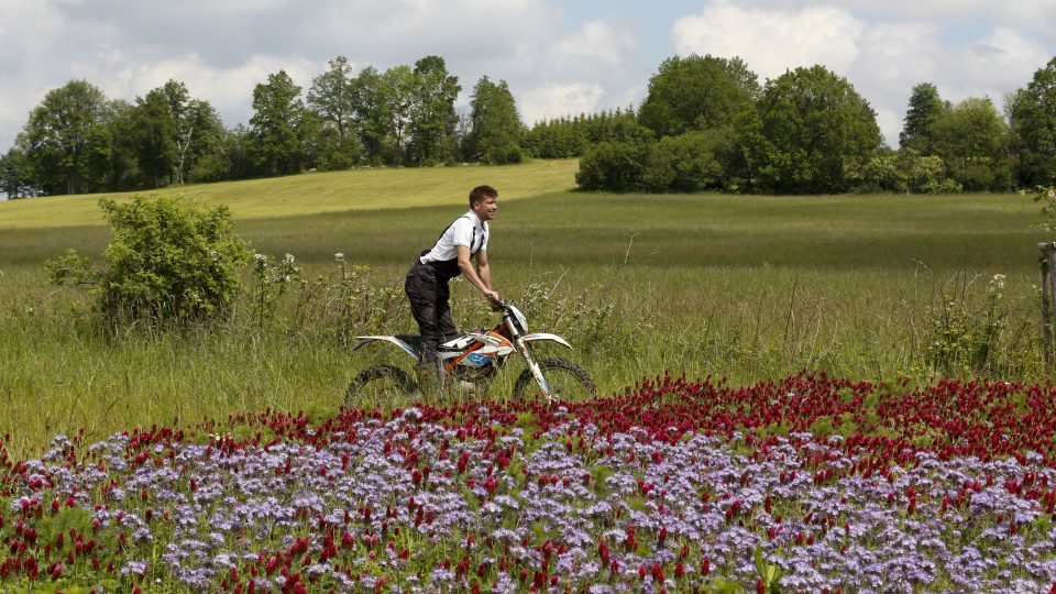 Jan Bezděk na Farmě Kačiny. Po svém poli se projíždí na oblíbené motorce