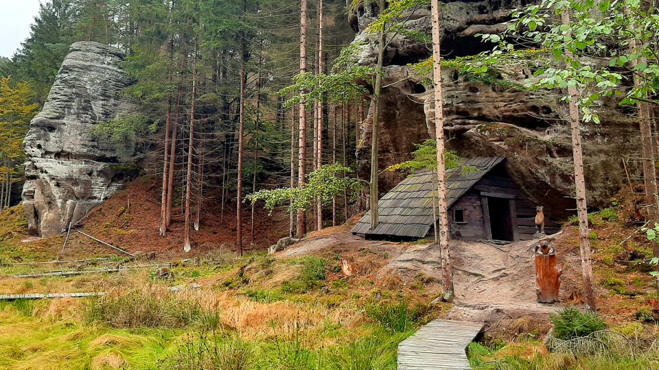 Národní park České Švýcarsko jen rok po obrovském požáru; uhlířova chalupa z pohádky Pyšná princezna
