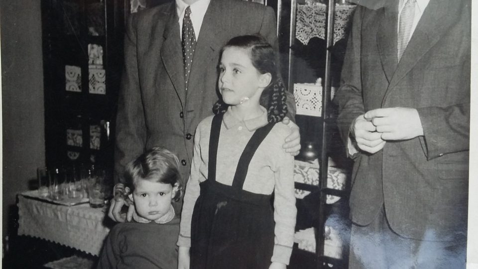 Dcery s otcem velvyslancem, přelom 40. a 50. let