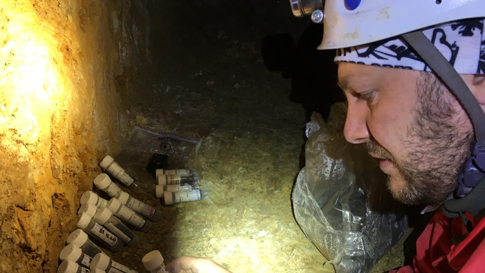 Vít Ulmann umisťuje do jeskyně zkumavky s infikovaným guanem