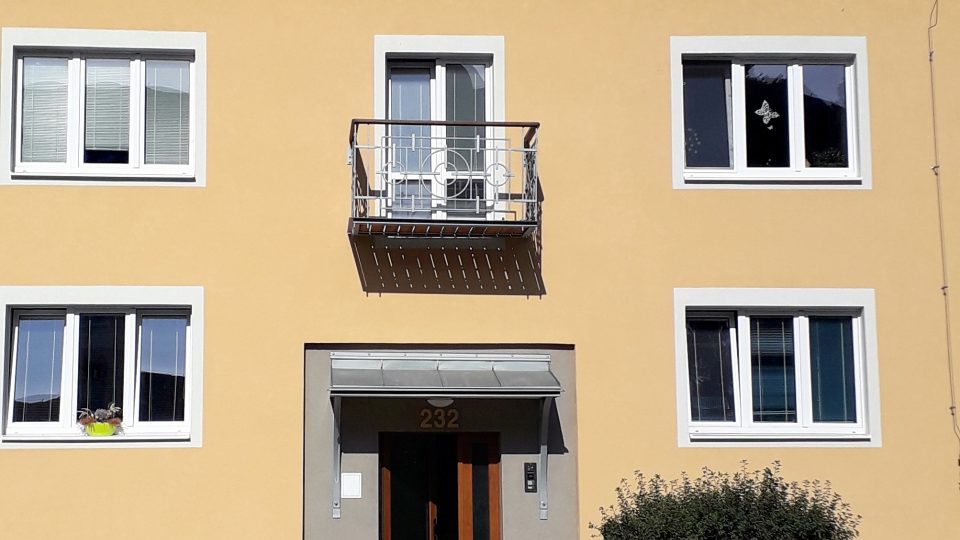 Obecní byty v Milíně, kde lidé za teplo za celou zimu platí 5 až 7 tisíc Kč