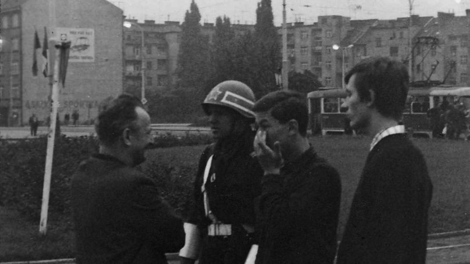 Lidé v centru Prahy 21. srpna 1968