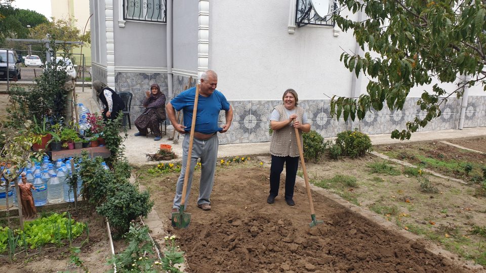 Turecké úřady zřídili imigrantům z Bulharska před paneláky zahrádky, komunismus je naučil všechno si vypěstovat doma