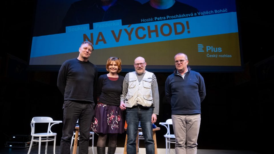 Josef Pazderka a Ondřej Soukup pozvali kolegy novináře Petru Procházkovou (Deník N) a Vojtěcha Boháče (Voxpot)
