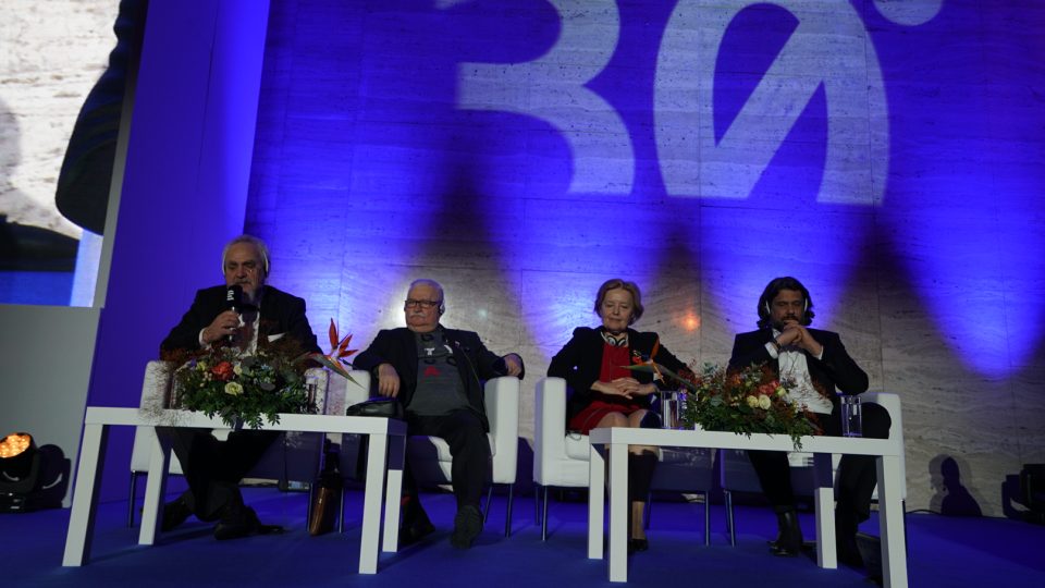 Diskutovali historik Andrej Zubov, bývalý polský prezident Lech Wałęsa, bývalá politička Magda Vášáryová a europoslanec Tamás Deutsch