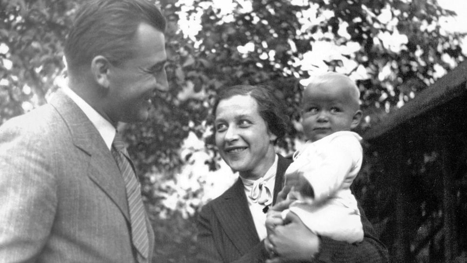 V prosinci 1933 se manželům Miladě a Bohuslavu Horákovým narodila dcera Jana