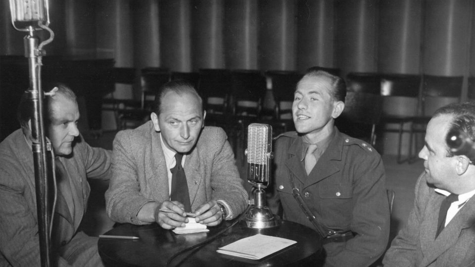 Rozhlasový reportér Otakar Procházka (druhý zleva) a běžec Emil Zátopek (druhý zprava), 1948