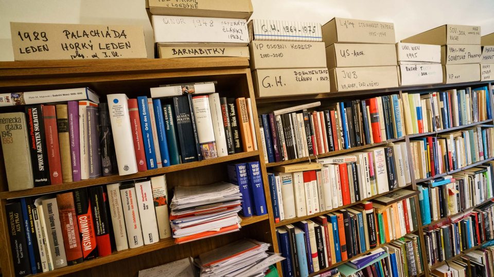 Pohled na knihovnu a dokumenty historika Prečana