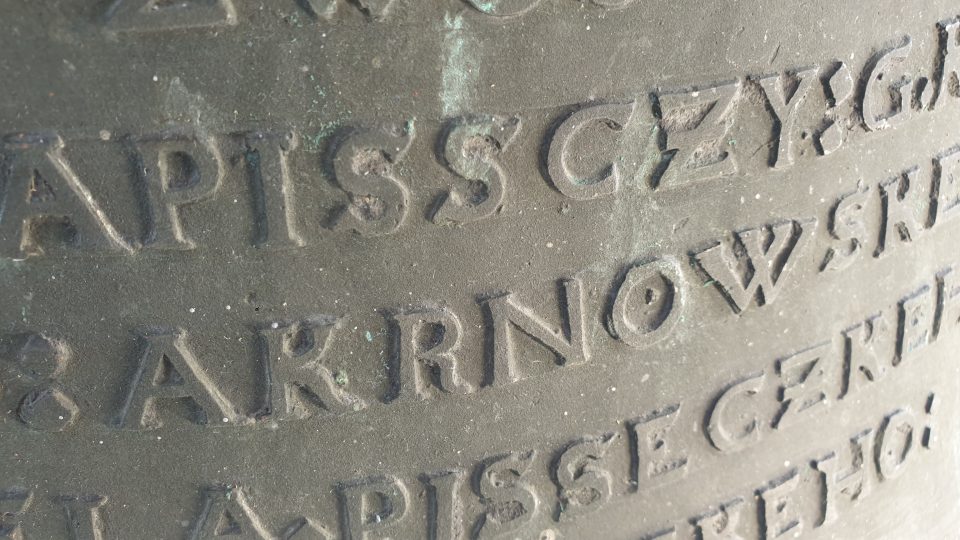Detail na píšťském historickém zvonu
