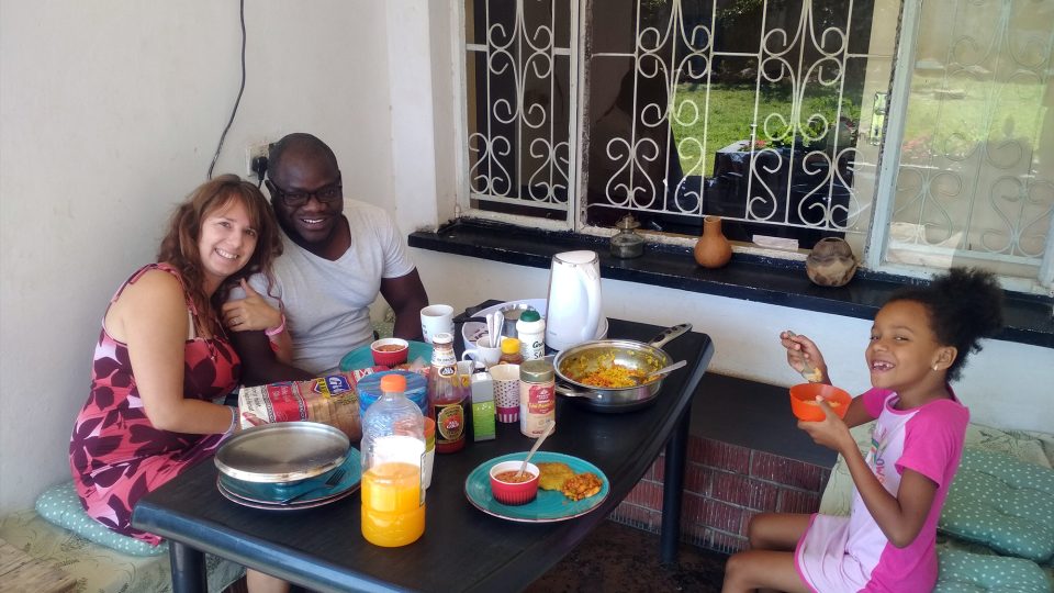 Martina Hájková Mwanza s manželem Akimem a dcerou Chikondi doma na zahradě