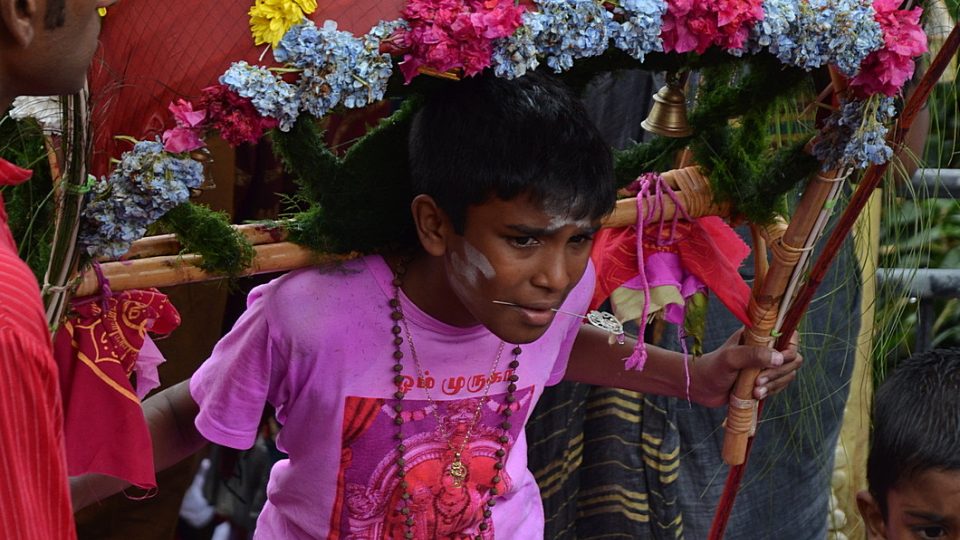 Věřící v průvodu během indického festivalu Thaipusam 