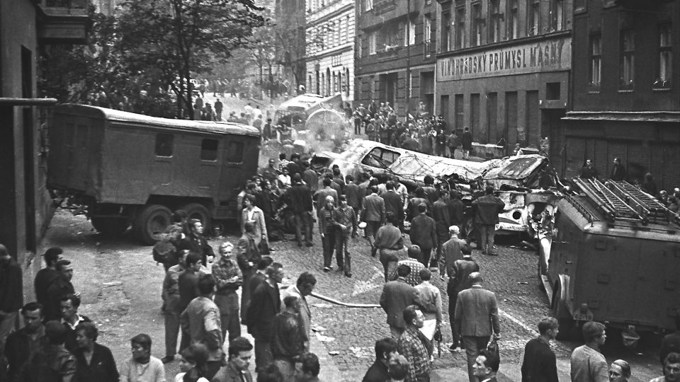 Barikáda složená z vozidel na pražských Vinohradech 21. srpna 1968