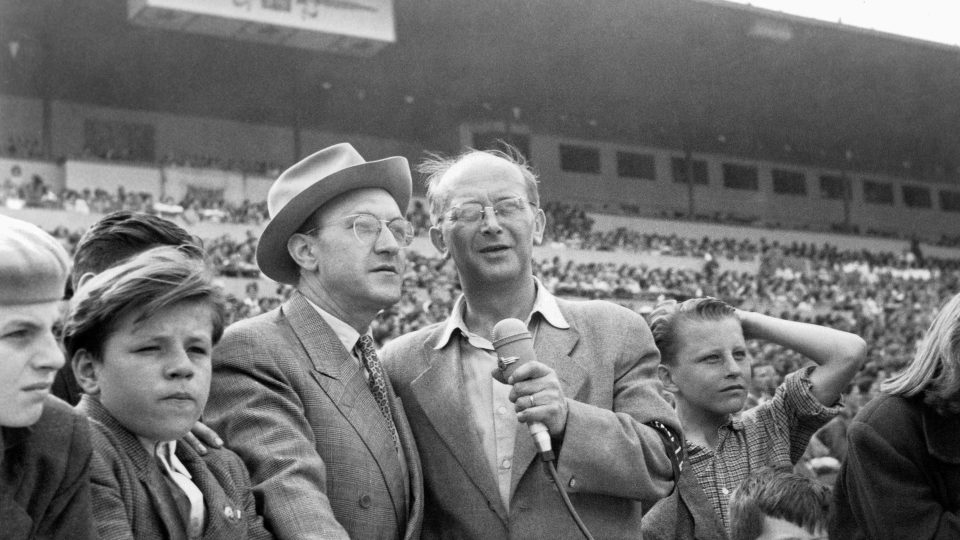 Herec František Filipovský při rozhovoru s neidentifikovaným reportérem na I. spartakiádě, 1955