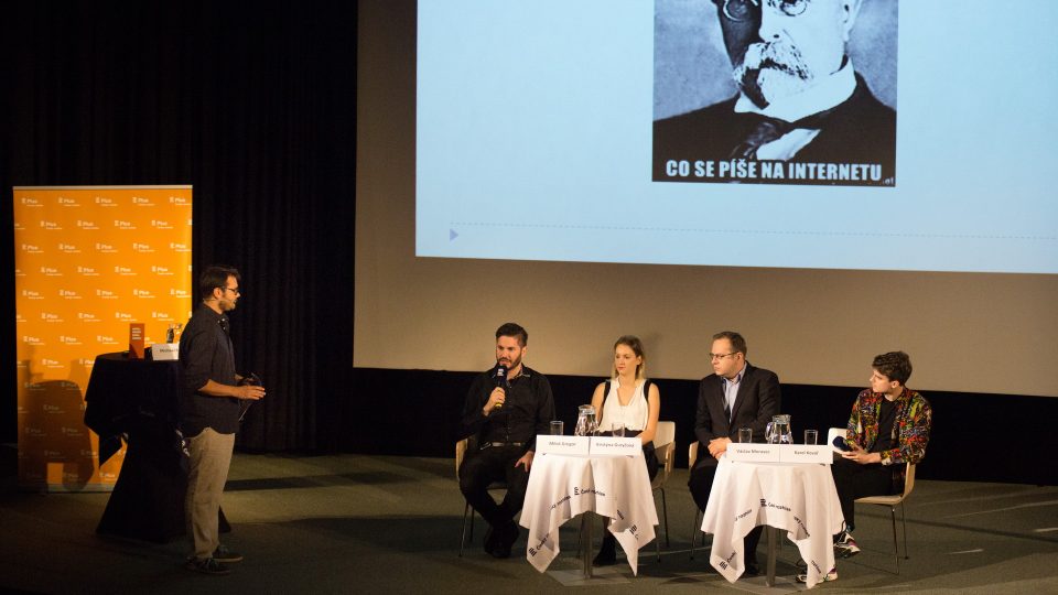 Mediální debata Plusu. Moderátor Michael Rozsypal, Miloš Gregor, Kristýna Guryčová, Václav Moravec a Karel Kovy Kovář
