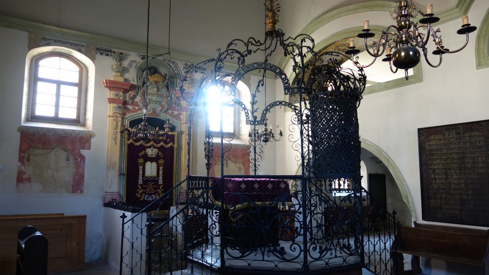 Interiér sálu staré synagogy v Holešově