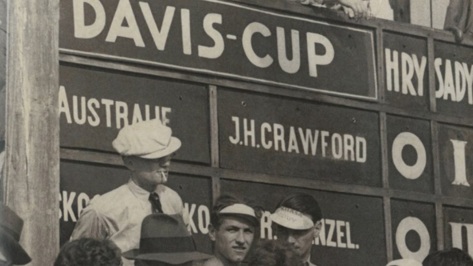 Davis Cup – ČSR vs. Austrálie, Štvanice, vpravo nahoře reportéři Hykš a Laufer, 1934