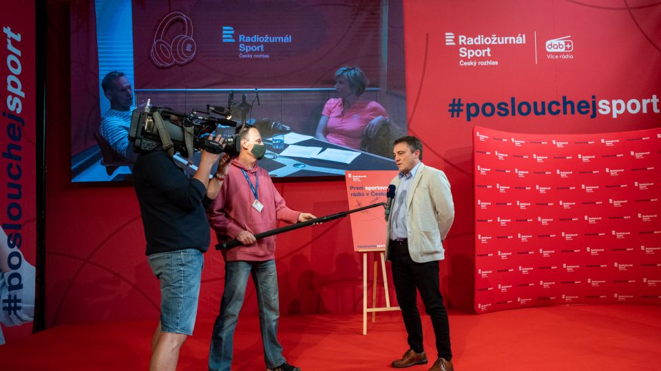 Zahájení vysílání Radiožurnálu Sport, vpravo Miroslav Bureš, 21. května 2021